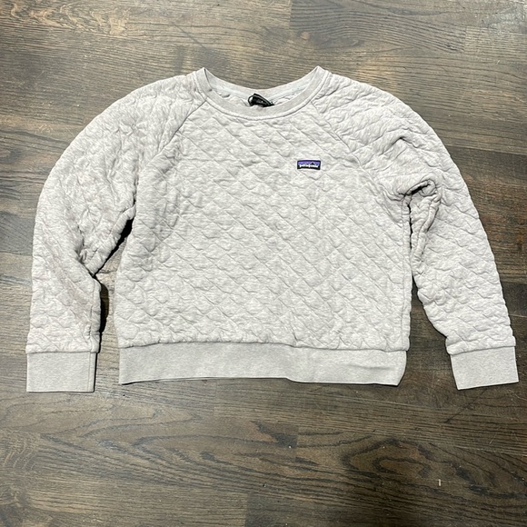 Patagonia Tops - Grey quilted crew neck Patagonia sweat shirt in size large.